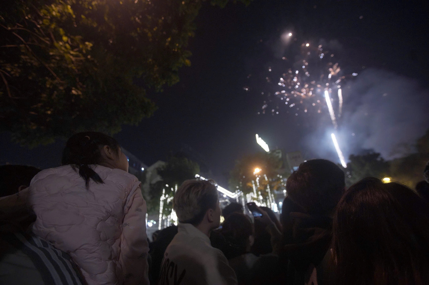 Pháo hoa tại hồ Văn Quán Pháo hoa tại hồ Văn Quán