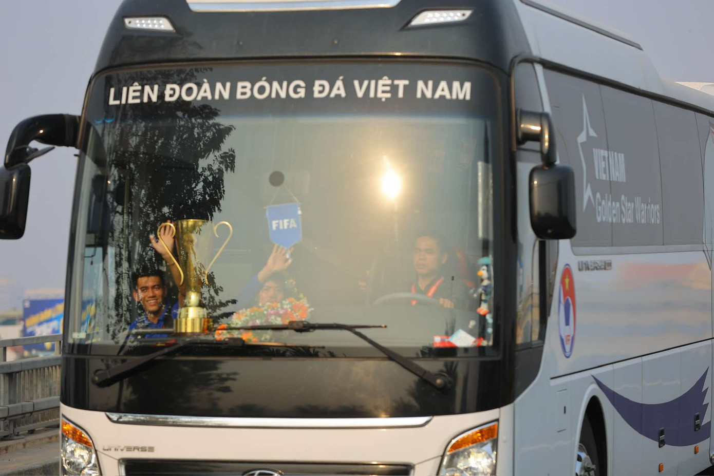 Đoàn xe qua cầu Nhật Tân