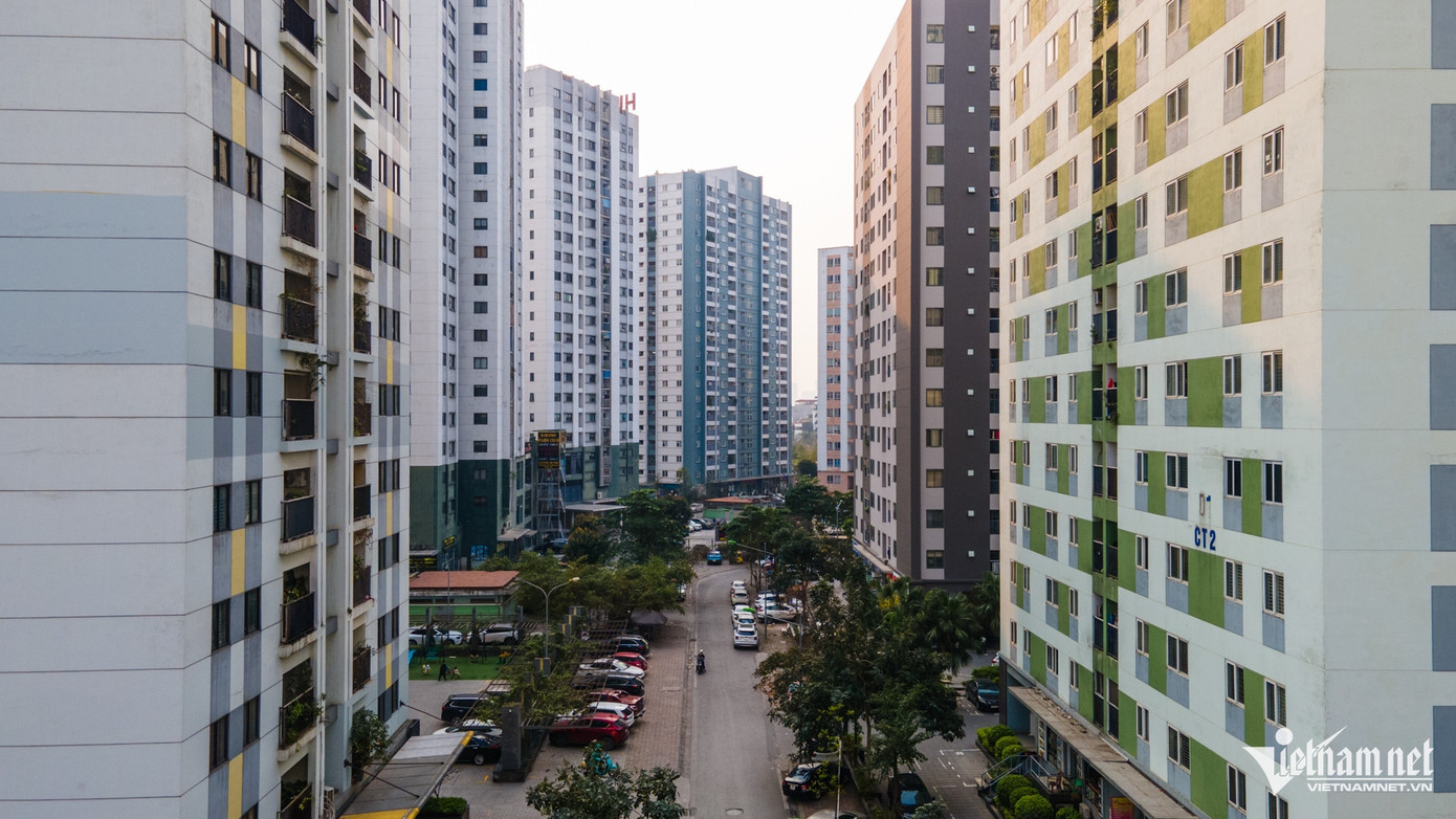 Bên cạnh đó, các khu đô thị đông dân bậc nhất như: Khu đô thị mới bán đảo Linh Đàm, Khu đô thị Pháp Vân - Tứ Hiệp, Khu đô thị Tây Nam Linh Đàm, Khu đô thị Bắc Linh Đàm đều thuộc phường này.