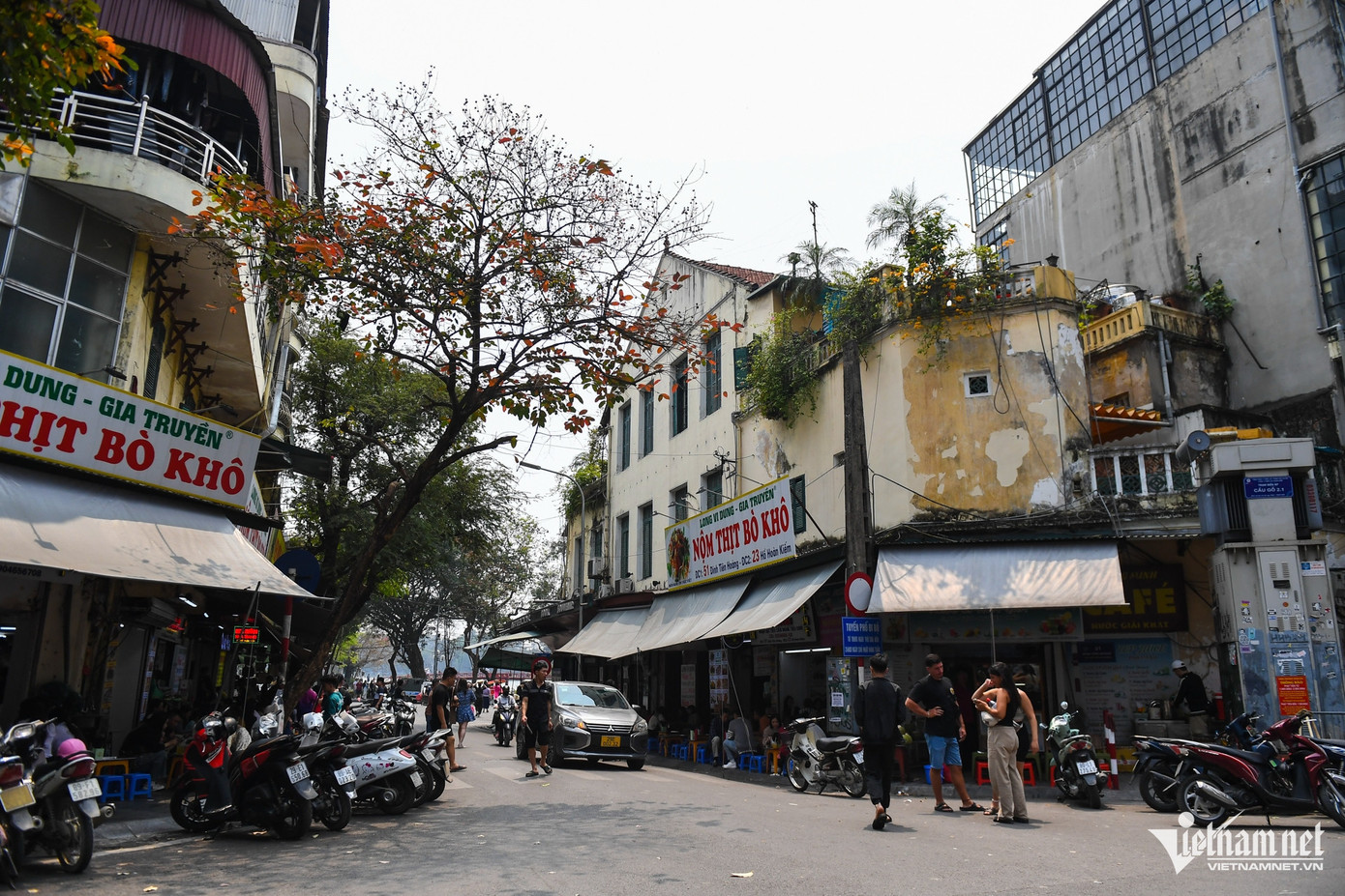 Cả 3 nhà tại phố Hồ Hoàn Kiếm đều kinh doanh mặt hàng đồ ăn vặt, thu hút rất đông thực khách khi nằm ngay phố đi bộ.