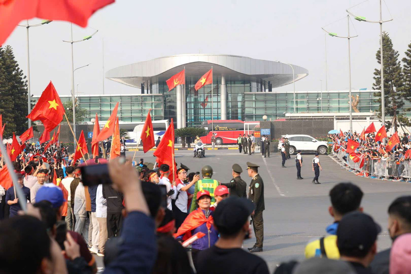 Tuyển Việt Nam ca khúc khải hoàn, người hâm mộ hân hoan chào đón ảnh 21