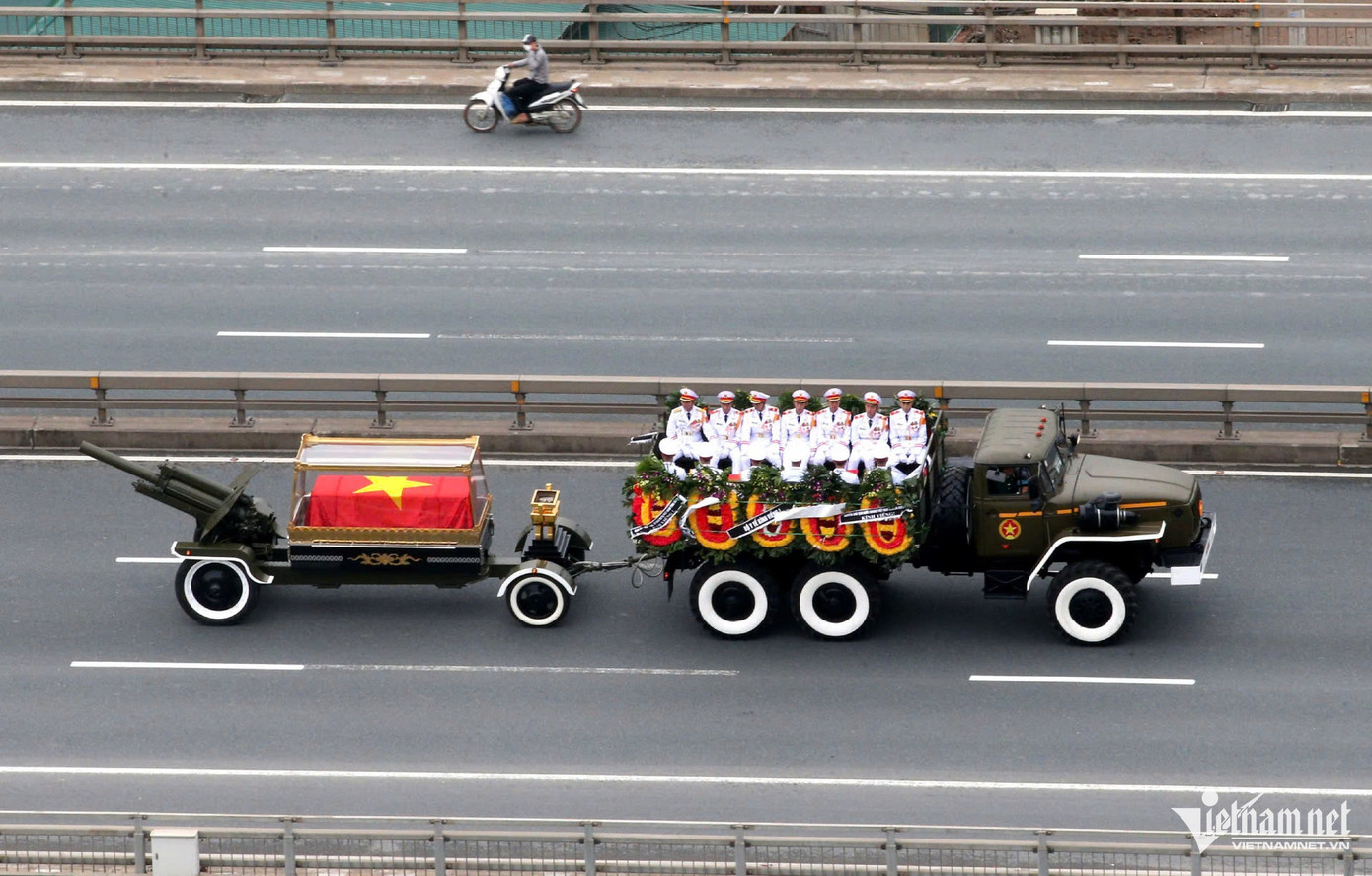 Đoàn xe chở linh cữu nguyên Chủ tịch nước Trần Đức Lương di chuyển trên cầu Nhật Tân ra khỏi nội thành Hà Nội tiến về sân bay Nội Bài