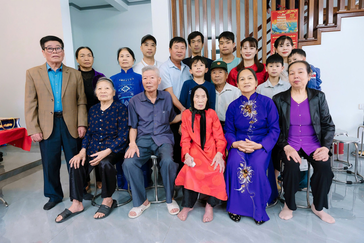 Con cháu thường sắp xếp thời gian về sum họp để cụ Tý thoải mái tinh thần. Ảnh: Hoa Ngô, gia đình cung cấp.