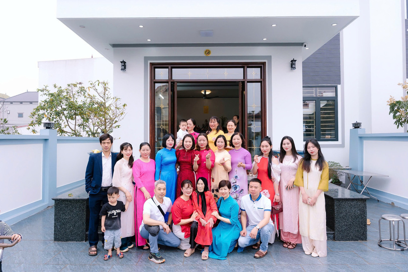 Tổng số thành viên của đại gia đình cụ Tý khoảng hơn 100 người, tương ứng 4 thế hệ con, cháu, chắt, chút. Ảnh: Hoa Ngô, gia đình cung cấp.