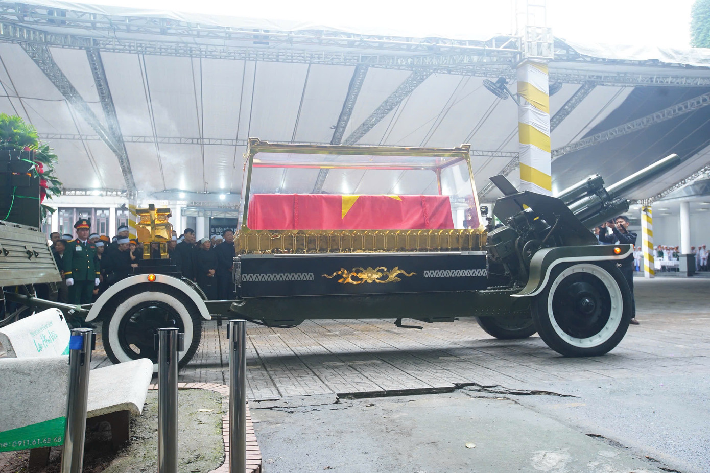 Đưa linh cữu nguyên Chủ tịch nước Trần Đức Lương rời Hà Nội về Quảng Ngãi ảnh 35