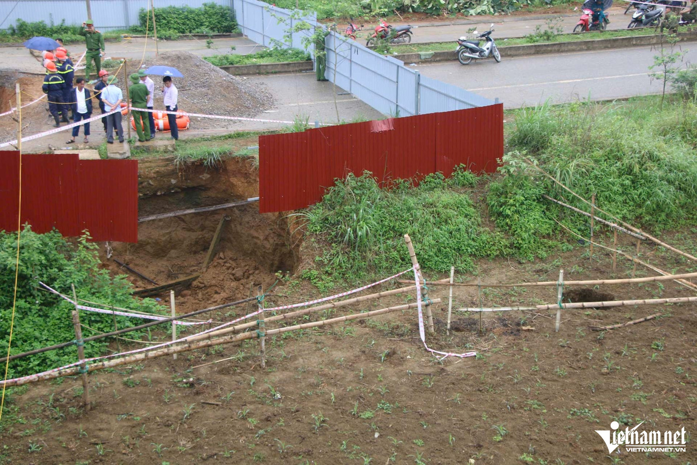 Lớp hàng rào bảo vệ đã được dựng lại. Lớp hàng rào bảo vệ đã được dựng lại.