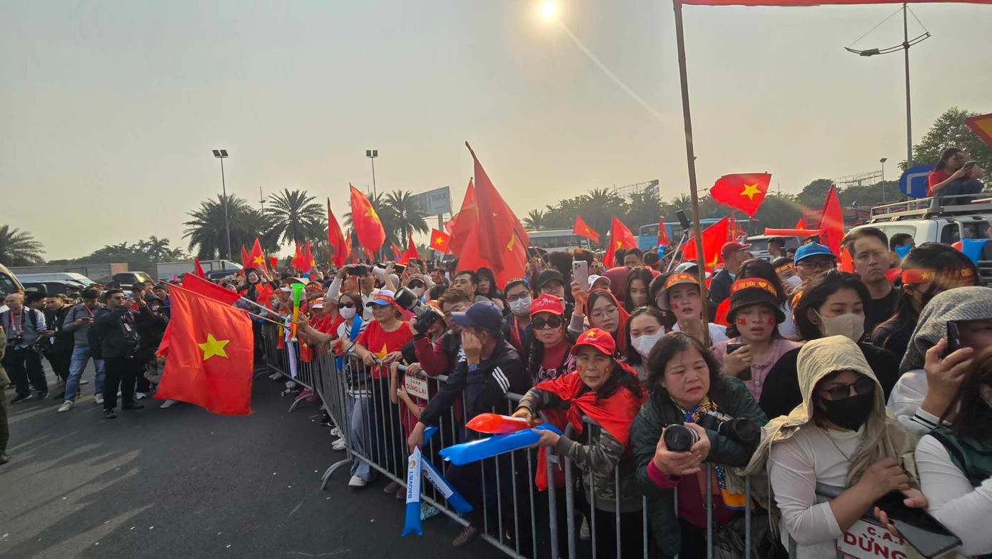 Tuyển Việt Nam ca khúc khải hoàn, người hâm mộ hân hoan chào đón ảnh 4