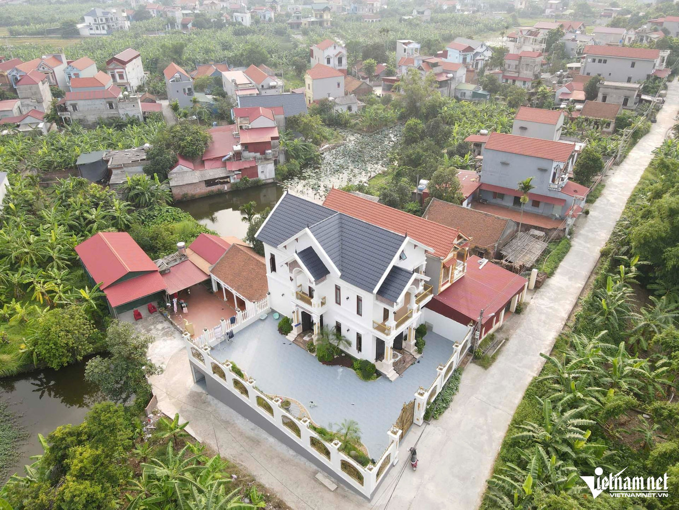 Ngôi nhà bề thế nổi bật giữa vùng quê.