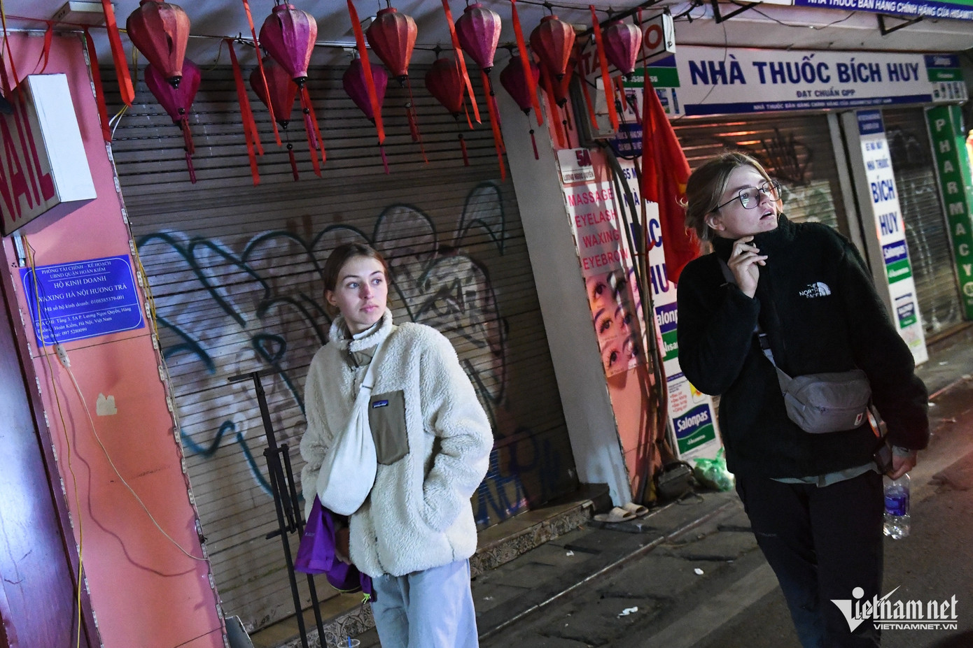 Nhiều du khách quốc tế đi chơi tối muộn để trải nghiệm và tìm hiểu về Hà Nội. Nhiều du khách quốc tế đi chơi tối muộn để trải nghiệm và tìm hiểu về Hà Nội.