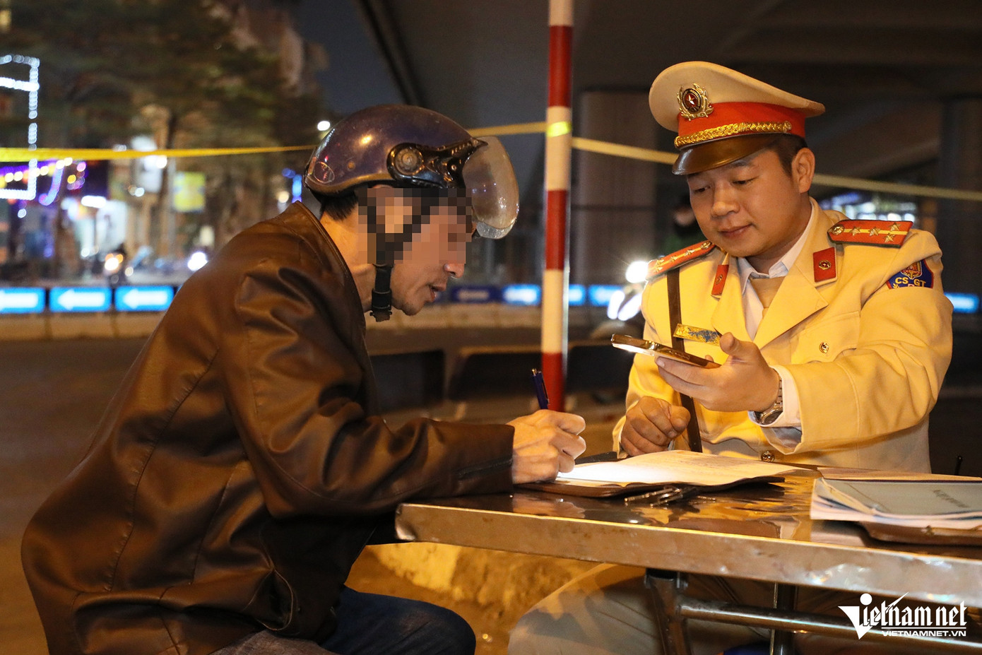 Cũng vi phạm nồng độ cồn ở mức "kịch khung", ông L.V.T. (SN 1976, quê tại Thái Nguyên) cho biết, mình vừa tham gia liên hoan tất niên về. "Tôi biết uống rượu, bia mà vẫn điều khiển xe máy là sai nhưng tâm lý ngày Tết nên chủ quan", ông L.V.T. nói. Cũng vi phạm nồng độ cồn ở mức "kịch khung", ông L.V.T. (SN 1976, quê tại Thái Nguyên) cho biết, mình vừa tham gia liên hoan tất niên về. "Tôi biết uống rượu, bia mà vẫn điều khiển xe máy là sai nhưng tâm lý ngày Tết nên chủ quan", ông L.V.T. nói.