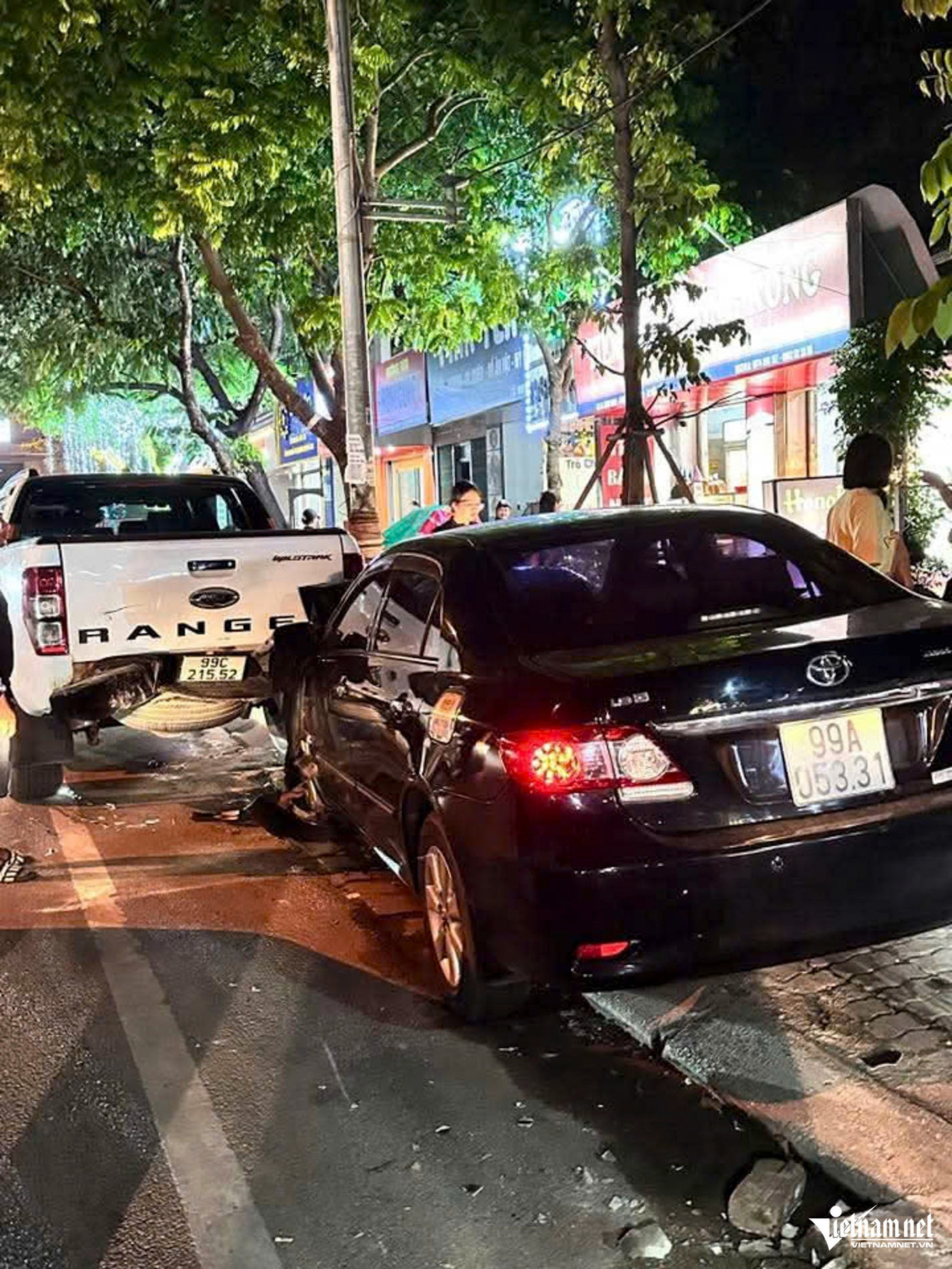 Chưa dừng lại, ô tô tiếp tục lao vào 9 xe mô tô đang dựng dưới lòng đường và 1 xe ô tô bán tải mang BKS 99C-xxx.52.