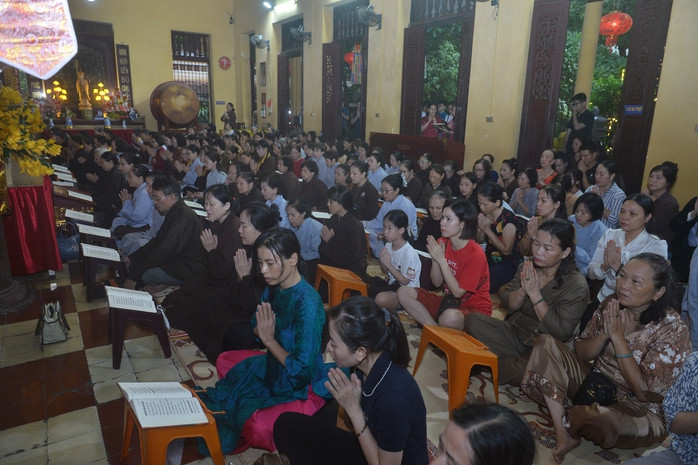 Tăng ni phật tử cùng tụng kinh tại chùa Quán Sứ Tăng ni phật tử cùng tụng kinh tại chùa Quán Sứ