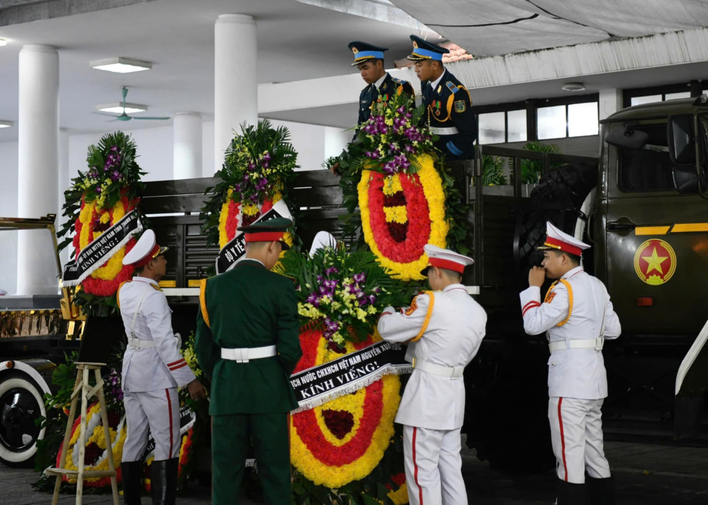 Đưa linh cữu nguyên Chủ tịch nước Trần Đức Lương rời Hà Nội về Quảng Ngãi ảnh 2