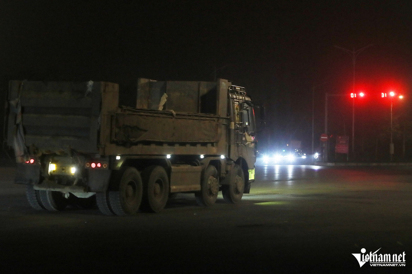 Với các tuyến đường không có dải phân cách giữa, khi gặp ô tô tải lắp đèn siêu sáng, các tài xế đi ngược chiều như "mù tạm thời". Tại thời điểm 22h15, trên đường tỉnh lộ 427B (đoạn qua xã Thanh Thùy, huyện Thanh Oai), có hàng đoàn xe tải dùng đèn siêu sáng khi lưu thông. Với các tuyến đường không có dải phân cách giữa, khi gặp ô tô tải lắp đèn siêu sáng, các tài xế đi ngược chiều như "mù tạm thời". Tại thời điểm 22h15, trên đường tỉnh lộ 427B (đoạn qua xã Thanh Thùy, huyện Thanh Oai), có hàng đoàn xe tải dùng đèn siêu sáng khi lưu thông.