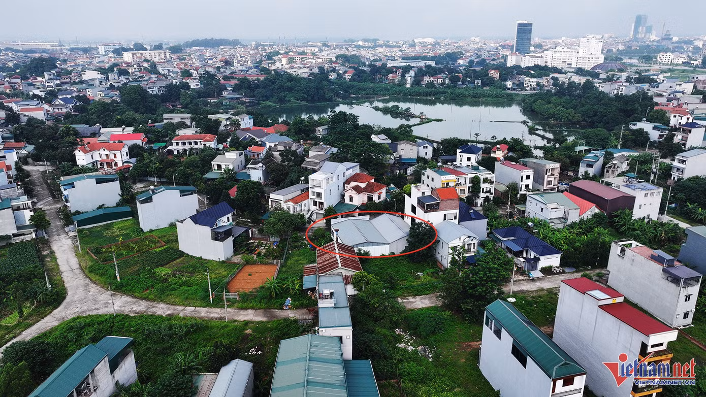 Xưởng sản xuất mỹ phẩm giả của công ty Athena do Đường Văn Thiết cầm đầu nằm giữa khu dân cư tại phường Thanh Miếu. Ảnh: Đức Hoàng Xưởng sản xuất mỹ phẩm giả của công ty Athena do Đường Văn Thiết cầm đầu nằm giữa khu dân cư tại phường Thanh Miếu. Ảnh: Đức Hoàng