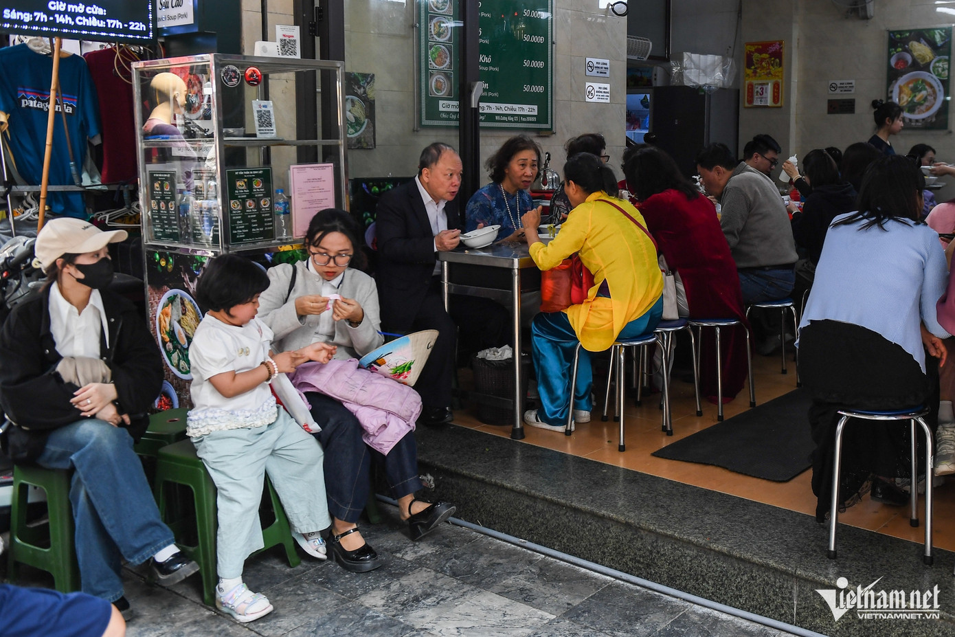 Khách sạn, hàng quán ăn uống... đều rất phát triển do thường xuyên đón lượng du khách khổng lồ.