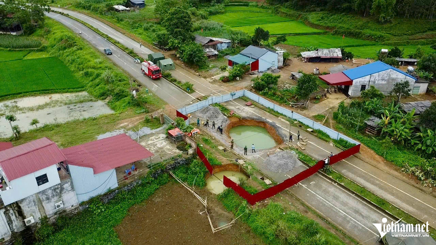 Toàn cảnh khu vực nạn nhân rơi xuống "hố tử thần". Toàn cảnh khu vực nạn nhân rơi xuống "hố tử thần".