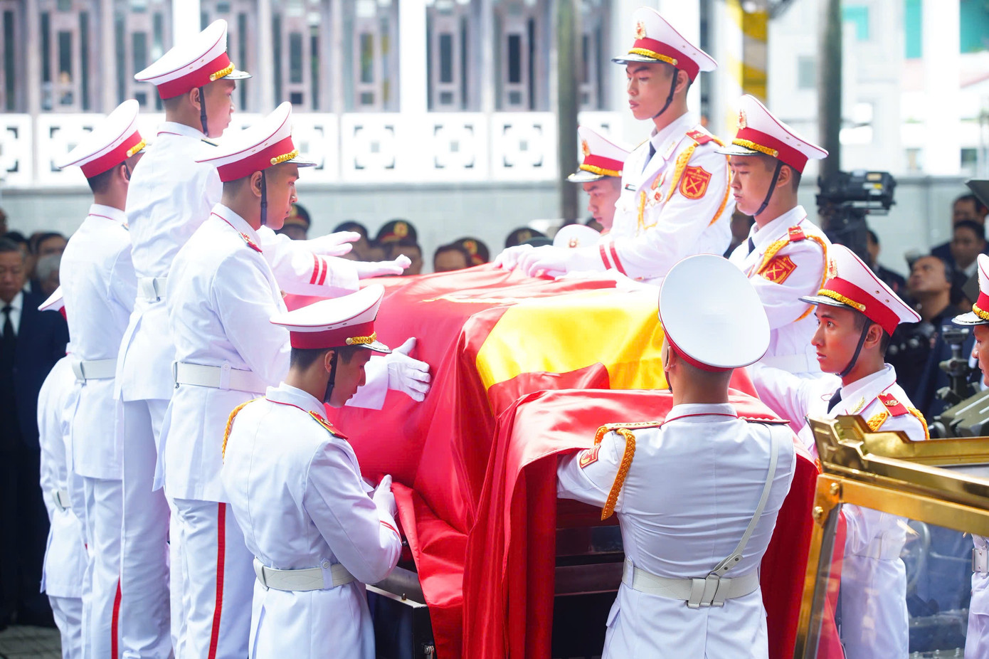 Đưa linh cữu nguyên Chủ tịch nước Trần Đức Lương rời Hà Nội về Quảng Ngãi ảnh 32