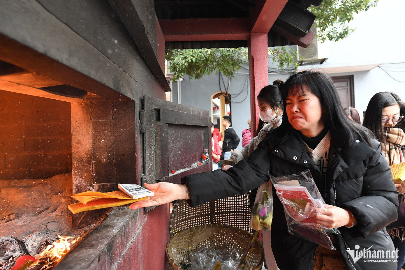 Khu vực hóa sớ, hóa vàng, lửa cháy ngùn ngụt trong nhiều giờ suốt buổi sáng và trưa ngày mùng 6 Tết.