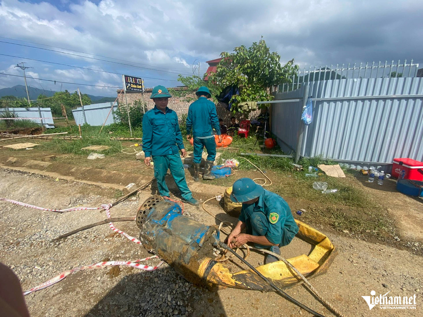 Máy bơm công suất lớn phải tạm dừng hoạt động vì hố sụt diễn biến phức tạp.