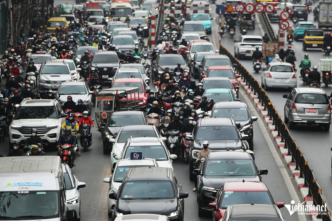 Thời điểm giáp Tết, lưu lượng phương tiện gia tăng khiến đường phố Hà Nội luôn trong tình trạng đông đúc. Thời điểm giáp Tết, lưu lượng phương tiện gia tăng khiến đường phố Hà Nội luôn trong tình trạng đông đúc.