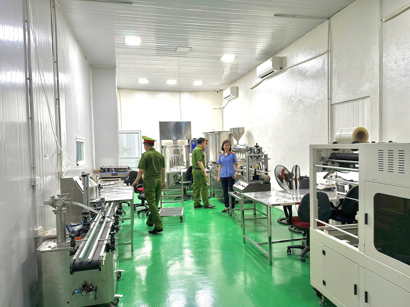 Trước đó, Phòng Cảnh sát kinh tế, Công an tỉnh Phú Thọ phát hiện công ty TNHH Sản xuất và thương mại Athena Việt Nam Đường Văn Thiết làm giám đốc có hành vi sản xuất mỹ phẩm giả.