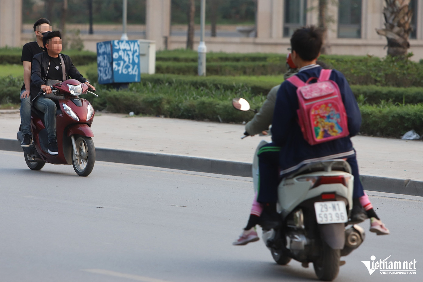 Không chỉ đi ngược chiều, nhiều người còn không đội mũ bảo hiểm hoặc chở hàng cồng kềnh.