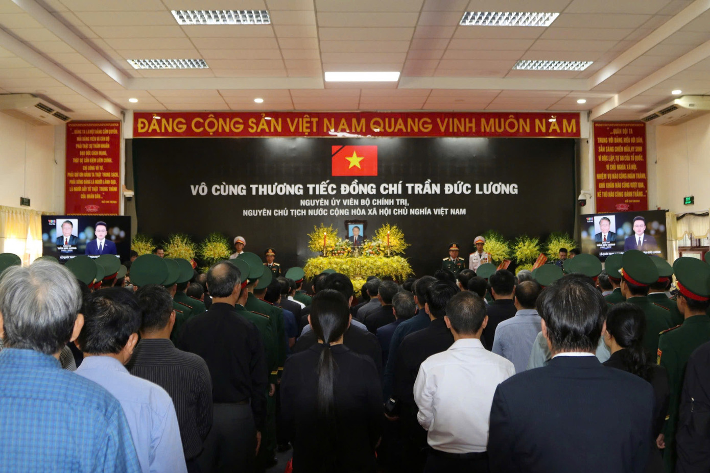 Đưa linh cữu nguyên Chủ tịch nước Trần Đức Lương rời Hà Nội về Quảng Ngãi ảnh 13