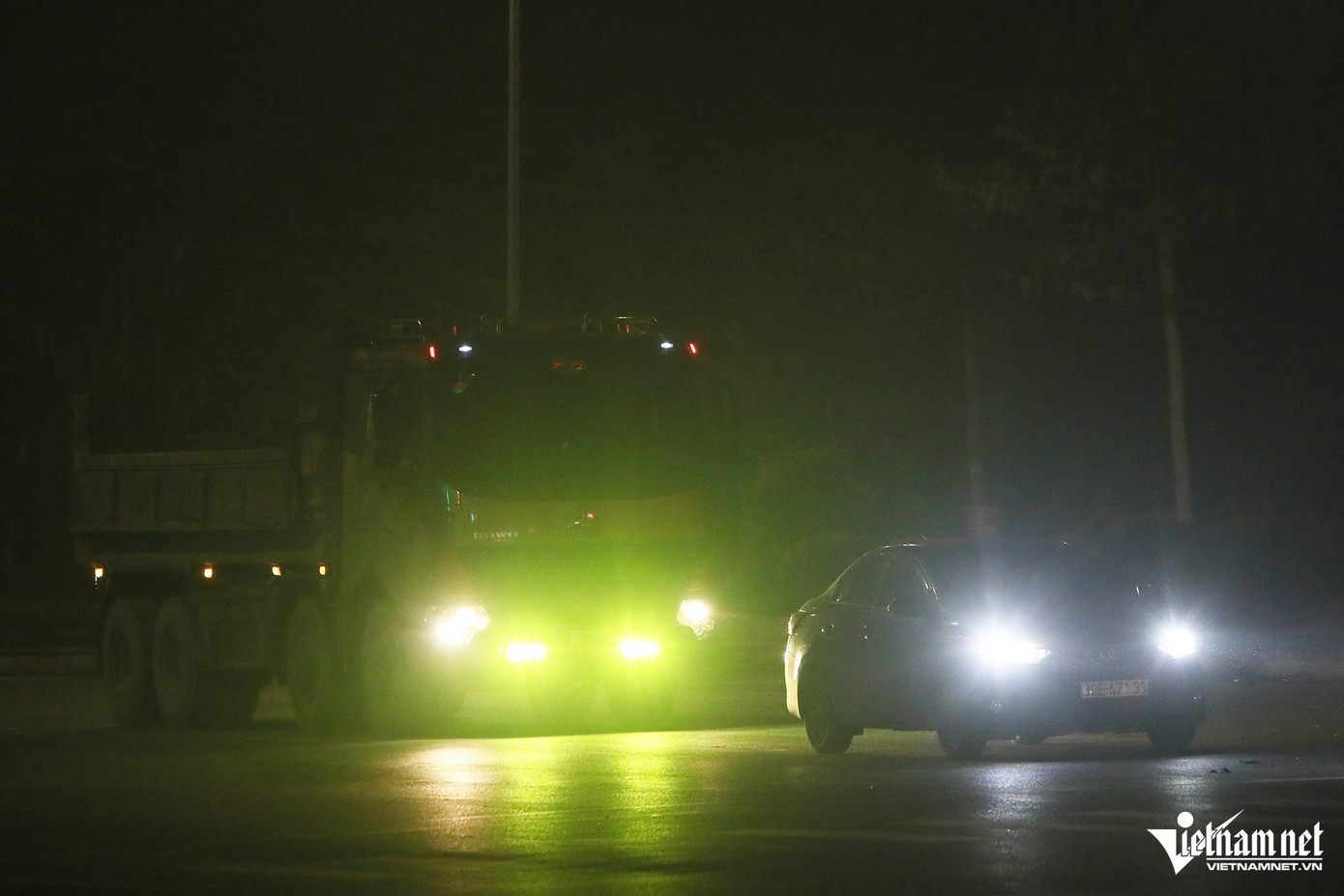 Tương tự, trên tuyến đường trục phía Nam Hà Nội (đoạn qua Khu đô thị Thanh Hà, huyện Thanh Oai), nhiều tài xế còn lắp đến 3 dải đèn led siêu sáng ở trước đầu xe khiến biển kiểm soát của phương tiện bị che lấp. Tương tự, trên tuyến đường trục phía Nam Hà Nội (đoạn qua Khu đô thị Thanh Hà, huyện Thanh Oai), nhiều tài xế còn lắp đến 3 dải đèn led siêu sáng ở trước đầu xe khiến biển kiểm soát của phương tiện bị che lấp.