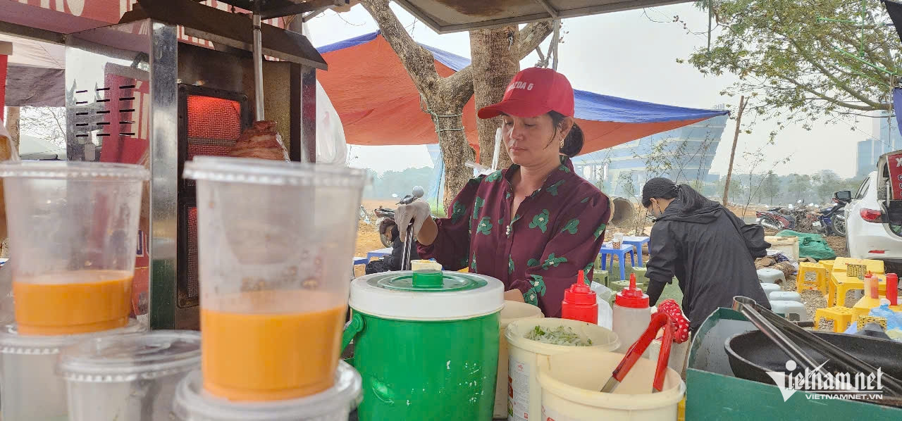 Chị Ngân đã bán xôi, bánh mì được khoảng 2 năm nay. Chị Ngân đã bán xôi, bánh mì được khoảng 2 năm nay.