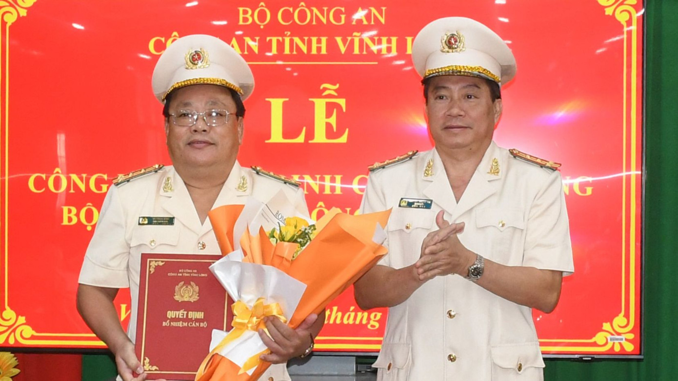 Đại tá Nguyễn Thanh Hải - Giám đốc Công an tỉnh Vĩnh Long trao quyết định cho các Phó Giám đốc. Đại tá Nguyễn Thanh Hải - Giám đốc Công an tỉnh Vĩnh Long trao quyết định cho các Phó Giám đốc.