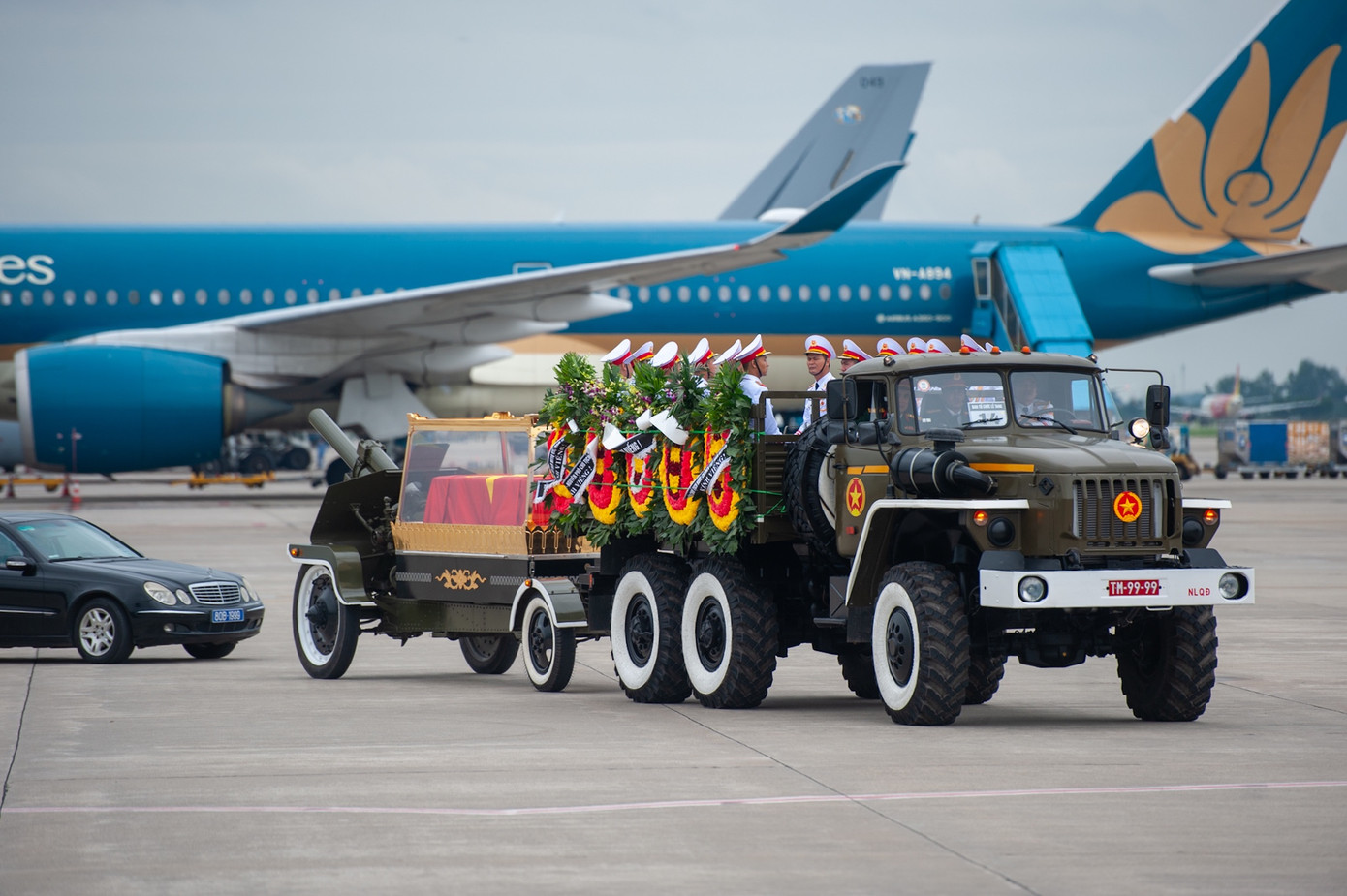 Đoàn xe chở linh cữu nguyên Chủ tịch nước Trần Đức Lương tới sân bay Nội Bài để đưa ông về an táng tại quê nhà ở xã Phổ Khánh, thị xã Đức Phổ, tỉnh Quảng Ngãi. Ảnh: Trần Bằng.