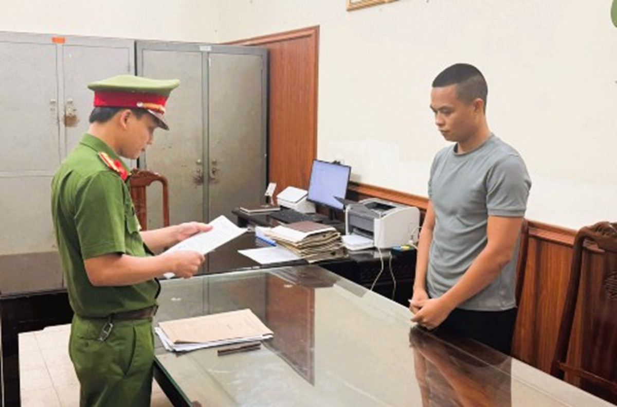 Công an thi hành các lệnh khởi tố, bắt giam Lê Văn Hải, chủ kênh TikTok "Gia đình Hải Sen" có 2,6 triệu người theo dõi và Trần Đại Phúc, Giám đốc Công ty TNHH Hải Bé. Ảnh: Công an Ninh Bình