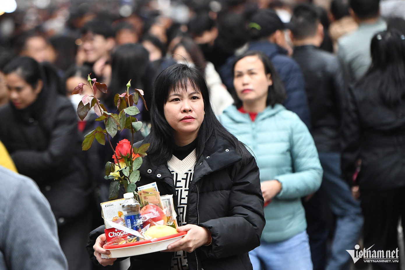 Chị Quỳnh Hương cùng các đồng nghiệp đã hẹn nhau từ trước Tết sẽ đi lễ phủ vào ngày mùng 6 tháng Giêng. "Chúng tôi sắp lễ khá đơn giản, chủ yếu mình thành tâm khấn bái. Năm nào vào ngày này, anh chị em trong cơ quan cũng đến đây để cầu lộc và bình an", chị nói.