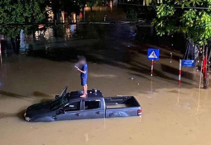 Xe bán tải mắc kẹt vì mưa lớn tại đường Minh Cầu, TP Thái Nguyên. Ảnh: Thái Nguyên News Xe bán tải mắc kẹt vì mưa lớn tại đường Minh Cầu, TP Thái Nguyên. Ảnh: Thái Nguyên News