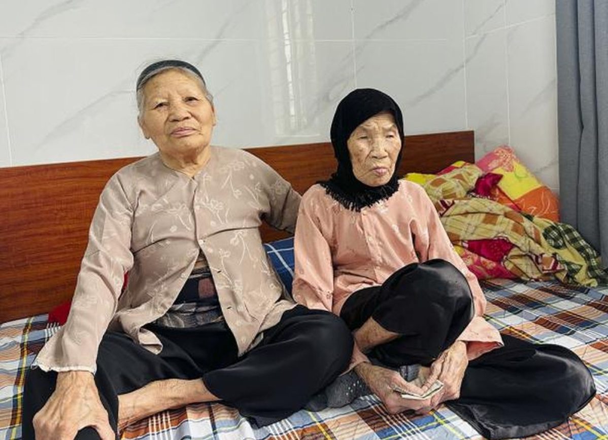 Bà Ngô Thị Quỳ - con gái cả của cụ Tý vẫn đều đặn đến thăm mẹ dù đã ở tuổi gần 90. Bà hạnh phúc vì "tuổi này vẫn còn có mẹ, được mẹ mắng yêu". Ảnh: Hoa Ngô, gia đình cung cấp