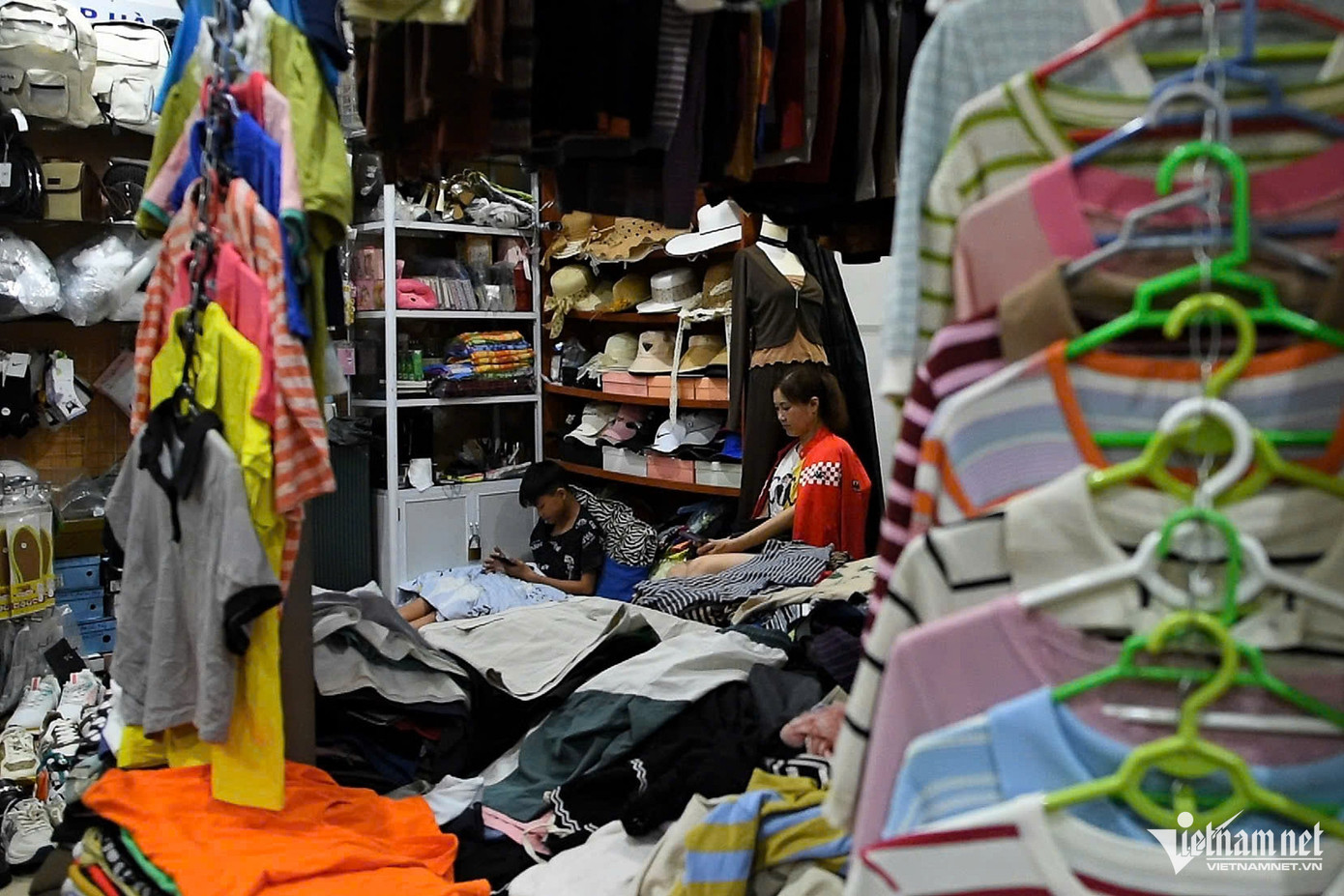 Tại các góc của chợ, các em nhỏ theo chân bố mẹ tới đây bán hàng cũng ngồi một chỗ chơi game. Tại các góc của chợ, các em nhỏ theo chân bố mẹ tới đây bán hàng cũng ngồi một chỗ chơi game.