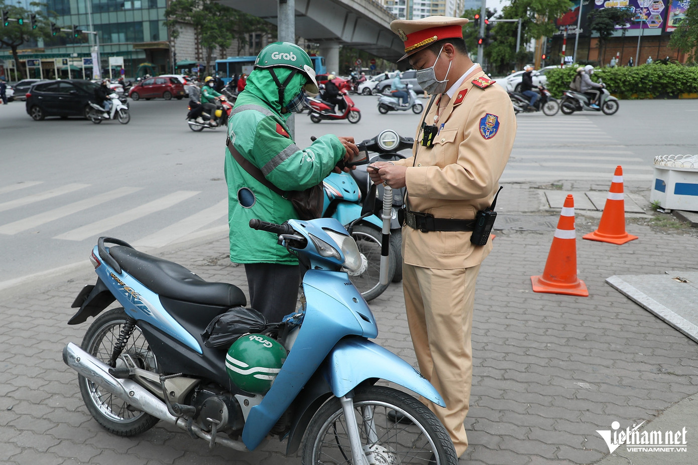 Tương tự, tài xế xe ôm công nghệ Vương V.T. (SN 1974, quê tại Thuận Thành, Bắc Ninh) cho biết, do có khách đang chờ nên bản thân hơi vội. "Một chuyến đi tôi thu được chừng 50 nghìn đồng, giờ bị phạt 300 nghìn thì mất nguyên ngày công, sau lần bị xử phạt này tôi sẽ rút kinh nghiệm và hứa không tái phạm", tài xế Vương V.T. nói.