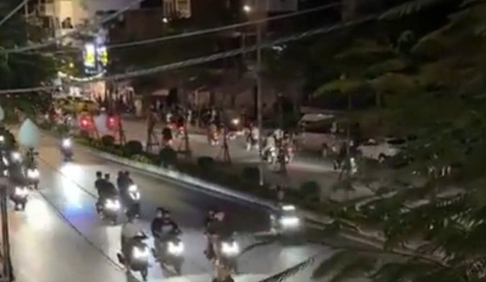 Các "quái xế" đi thành bầy đàn, cầm theo hung khí hò hét, lạng lách, đánh võng, bốc đầu...