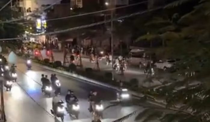 Các "quái xế" đi thành bầy đàn, cầm theo hung khí hò hét, lạng lách, đánh võng, bốc đầu...