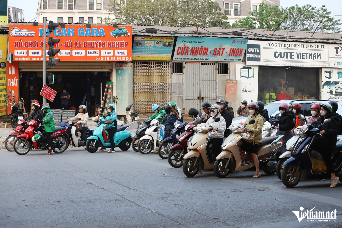 Theo đó, người điều khiển xe máy lưu thông trên đường Nghiêm Xuân Yêm, hướng đi quận Thanh Xuân muốn rẽ trái vào Phạm Tu phải dừng chờ đèn đỏ tại nút Phạm Tu - Nguyễn Xiển.