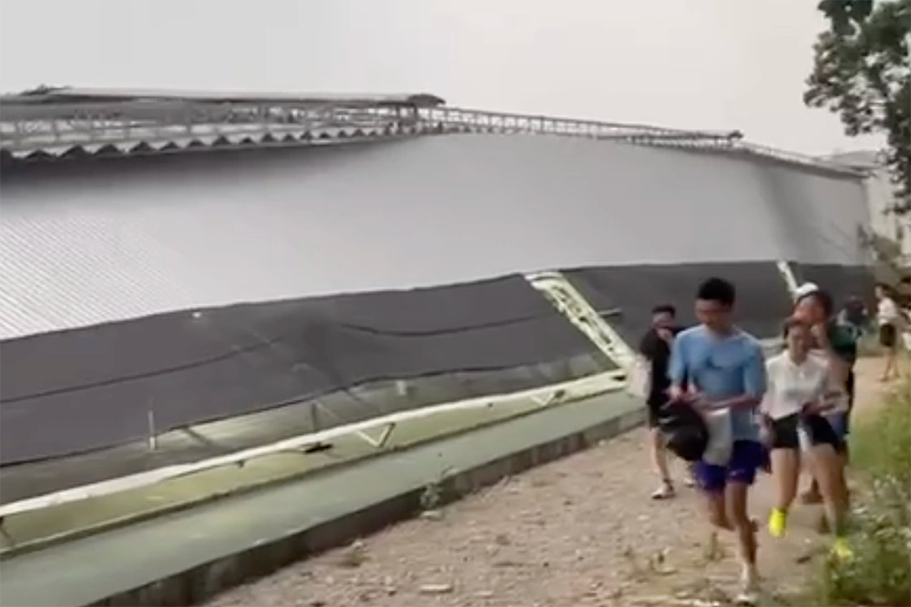 Mái của sân Pickleball rộng hàng trăm mét vuông bị đổ sập. Ảnh chụp màn hình Mái của sân Pickleball rộng hàng trăm mét vuông bị đổ sập. Ảnh chụp màn hình