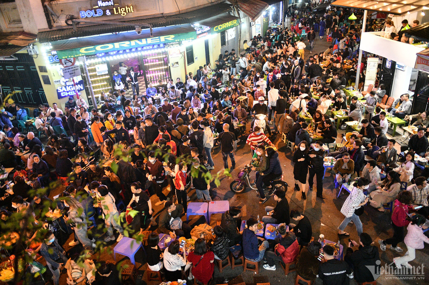 Một phần của "phố Tây" Tạ Hiện cũng thuộc phạm vi phường Hàng Bạc. Tại đây, các cơ sở kinh doanh quán ăn, đồ nhậu luôn kín bàn, đặc biệt là vào những dịp lễ, Tết trong năm.