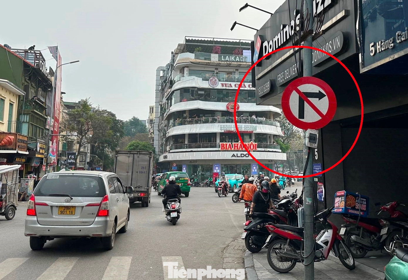 Với khu vực tuyến đường Lê Thái Tổ (phạm vi đối diện tòa nhà Hồng Vân - Long Vân ra đến đài phun nước của Quảng trường Đông Kinh - Nghĩa Thục), liên ngành có biển cấm toàn bộ xe lưu thông trên đường Lê Thái Tổ. Ngoài ra, ô tô và xe máy từ các tuyến phố hàng Hàng Bông, Hàng Gai, Đinh Tiên Hoàng, Cầu Gỗ cũng bị cấm rẽ vào tuyến đường Lê Thái Tổ.