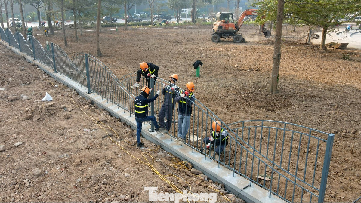 Khu vực vỉa hè được lát đá mới, vườn hoa đang được lắp đặt hàng rào. Khu vực vỉa hè được lát đá mới, vườn hoa đang được lắp đặt hàng rào.