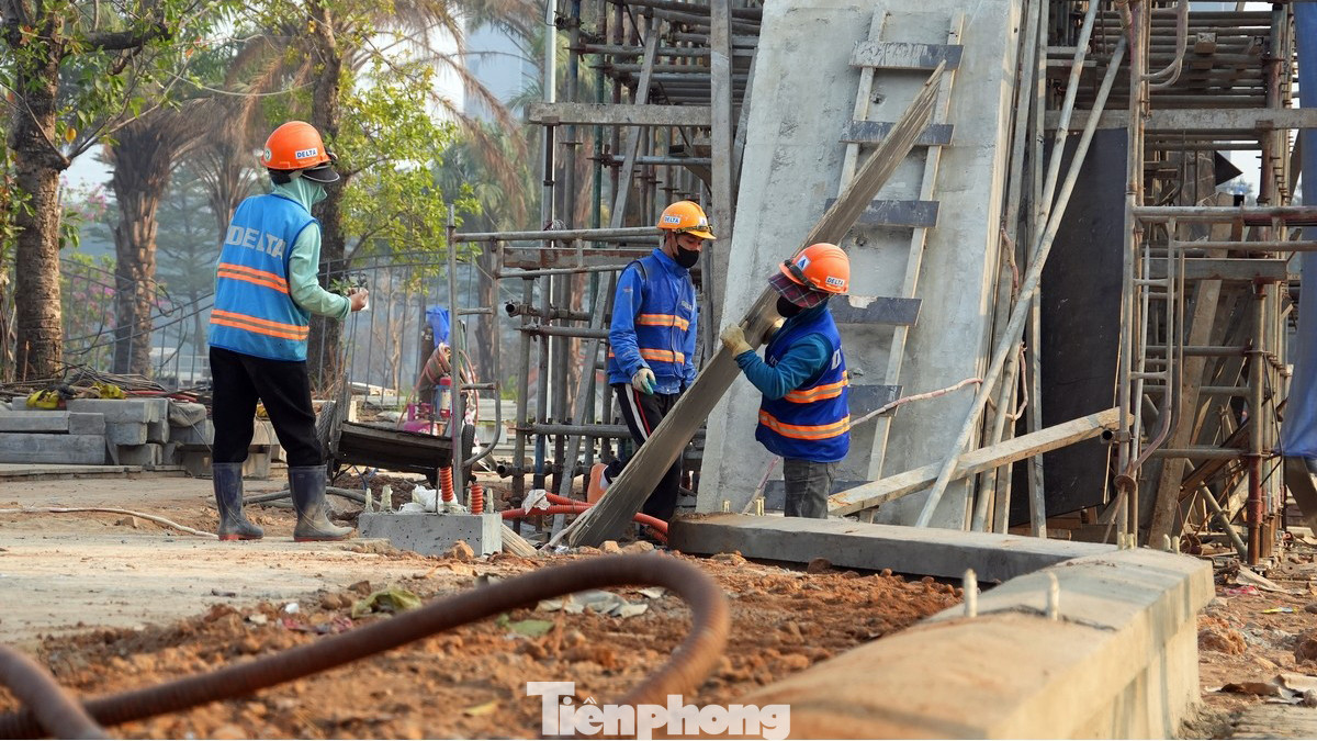 Khu vực vỉa hè được lát đá mới, vườn hoa đang được lắp đặt hàng rào. Khu vực vỉa hè được lát đá mới, vườn hoa đang được lắp đặt hàng rào.