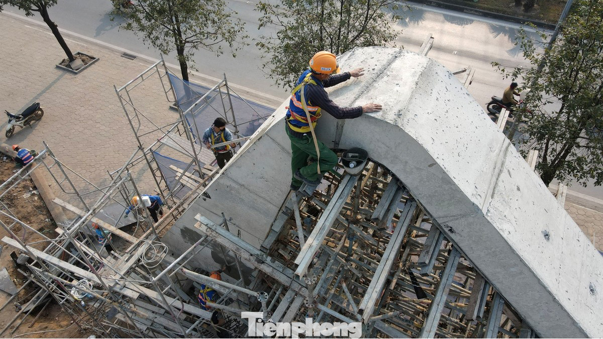 Theo ghi nhận của PV, ngay từ ngày đầu năm mới 2025, hàng trăm công nhân cùng thiết bị máy móc đang hối hả để khẩn trương hoàn thiện dự án để bàn giao trước Tết Nguyên đán Ất Tỵ theo yêu cầu của Chủ tịch UBND thành phố Hà Nội. Theo ghi nhận của PV, ngay từ ngày đầu năm mới 2025, hàng trăm công nhân cùng thiết bị máy móc đang hối hả để khẩn trương hoàn thiện dự án để bàn giao trước Tết Nguyên đán Ất Tỵ theo yêu cầu của Chủ tịch UBND thành phố Hà Nội.