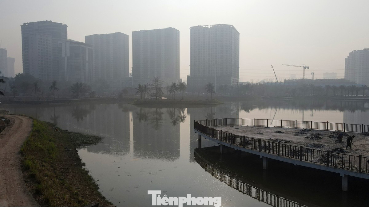 Cũng liên quan đến dự án này, Phó Chủ tịch UBND thành phố Hà Nội Dương Đức Tuấn yêu cầu, các đơn vị thi công dồn toàn lực hoàn chỉnh đồng bộ các hạng mục. Việc thi công không can thiệp di chuyển cây xanh, gây ảnh hưởng đến cảnh quan của khu vực và công viên. Bên cạnh đó, do công viên nằm trên trục đường Tố Hữu, tiếp giáp với khu đô thị nên cần tạo không gian mở, không xây dựng hàng rào cao và cứng. Cũng liên quan đến dự án này, Phó Chủ tịch UBND thành phố Hà Nội Dương Đức Tuấn yêu cầu, các đơn vị thi công dồn toàn lực hoàn chỉnh đồng bộ các hạng mục. Việc thi công không can thiệp di chuyển cây xanh, gây ảnh hưởng đến cảnh quan của khu vực và công viên. Bên cạnh đó, do công viên nằm trên trục đường Tố Hữu, tiếp giáp với khu đô thị nên cần tạo không gian mở, không xây dựng hàng rào cao và cứng.