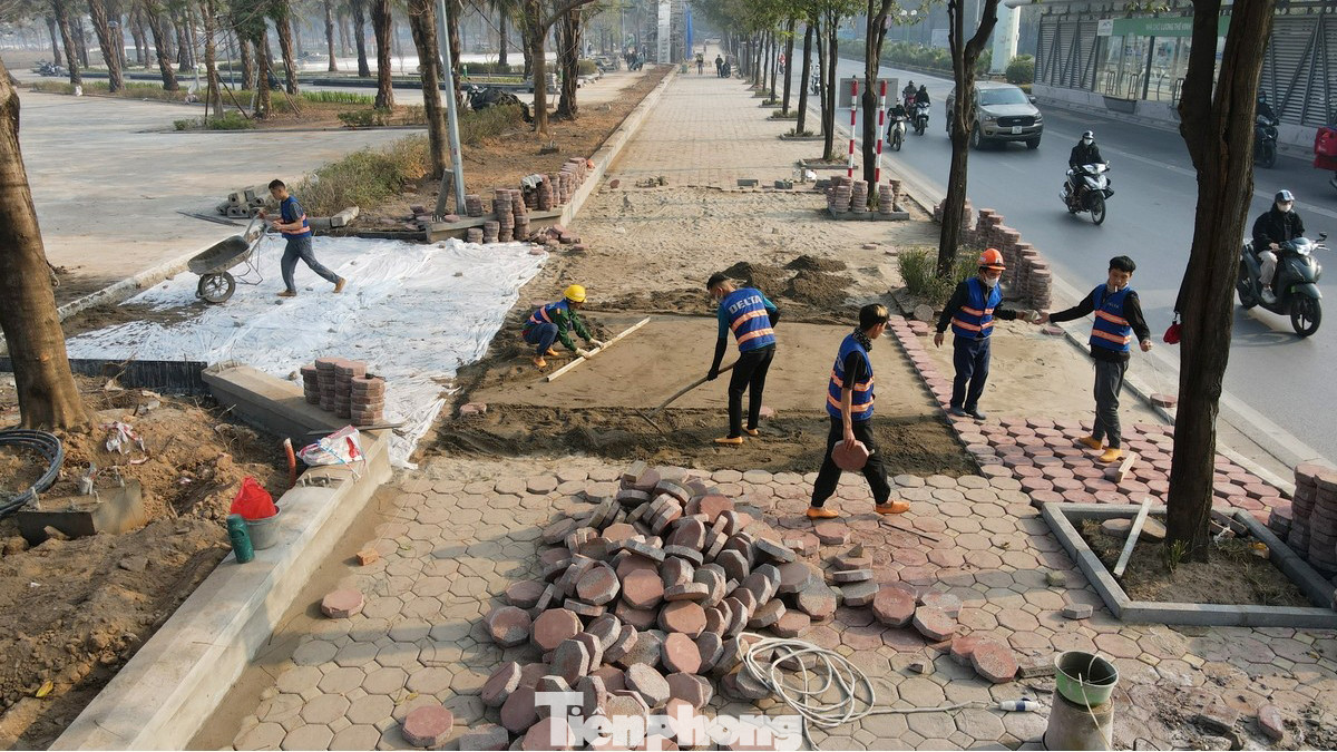 Khu vực vỉa hè được lát đá mới, vườn hoa đang được lắp đặt hàng rào. Khu vực vỉa hè được lát đá mới, vườn hoa đang được lắp đặt hàng rào.