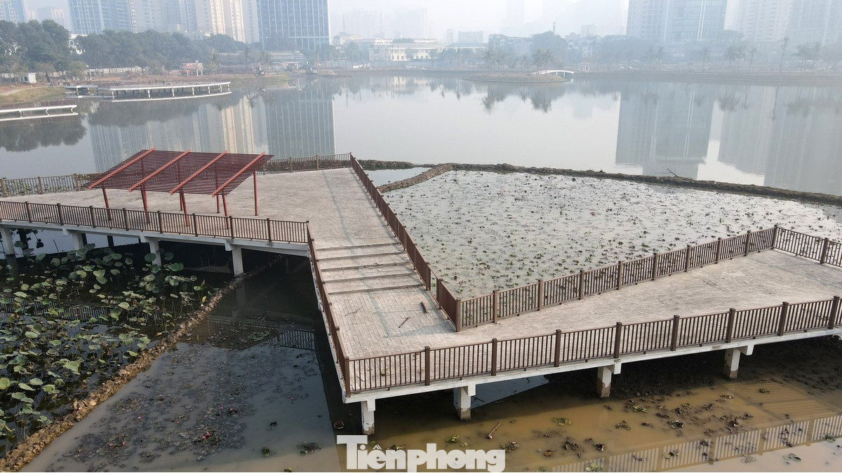 Khác với hình ảnh cỏ mọc um tùm quanh công viên cách đây hơn 1 tháng, hiện tại, công nhân đã phát quang, dọn dẹp lại mặt bằng. Khác với hình ảnh cỏ mọc um tùm quanh công viên cách đây hơn 1 tháng, hiện tại, công nhân đã phát quang, dọn dẹp lại mặt bằng.